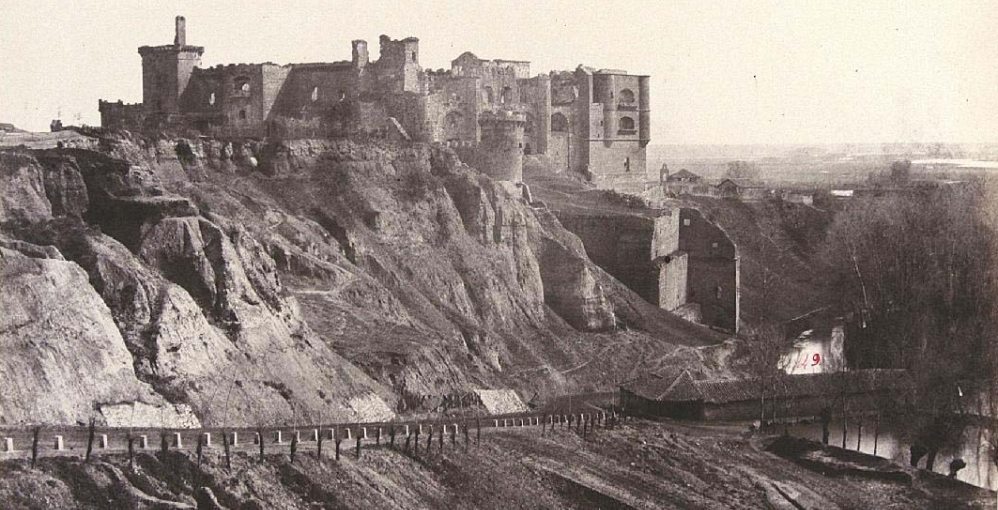 HistoriaClifford 1865, Castillo Benavente