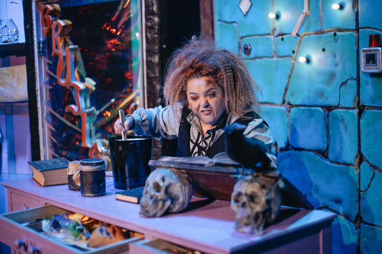 La bruja Kalambres llega al Teatro Reina Sofía con un espectáculo familiar de magia y música